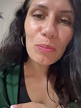 Alysson-- - Make my pussy vibrate at the nail spa
