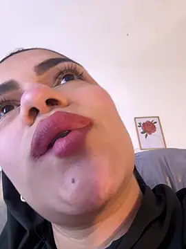 Umarani_ - Open pussy zoom + spit mmm yeahh :fire:
