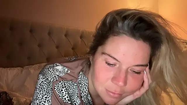 Erincheshire - LT GETS 10 MIN SQUIRT TAPE