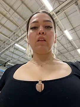 Danielavegax - Take out my tits at the mall