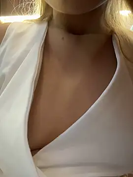 Isabella-gaviria - THREE FINGERS UNDER THE TABLE + CREAM 🥵