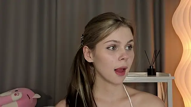 Herminasouth - tease with skirt + hard flash ass