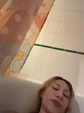 Suyneslii - Boobs flash