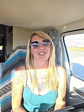 SheIsSomething - Squirt outside @ truckstop