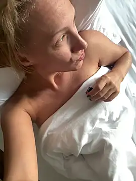 UmaTruewoman - tease in doggie