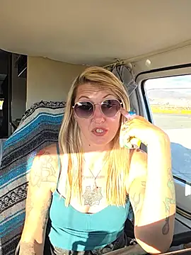 SheIsSomething - Squirt outside @ truckstop