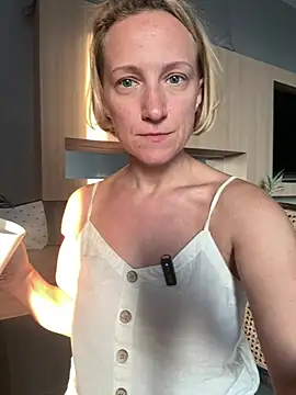 UmaTruewoman - tease in doggie