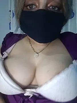 Loolly - Oil on boobsافرك بزازي با لزيت