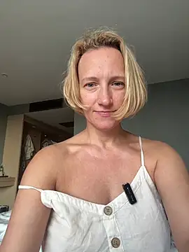 UmaTruewoman - tease in doggie