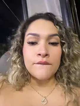 Sara_smiiith211 - Take off my bra in public, daddy