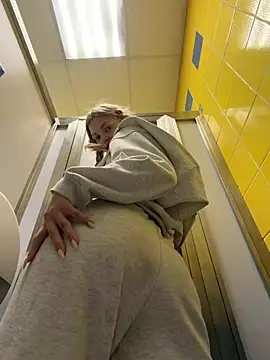 Elsawhere - OFF PANTS IN PUBLIC TOILET😱+ LT VIDEO🔞
