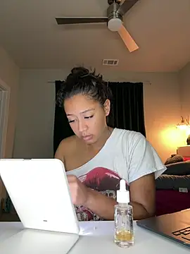 AshleyLoveee - take tshirt off
