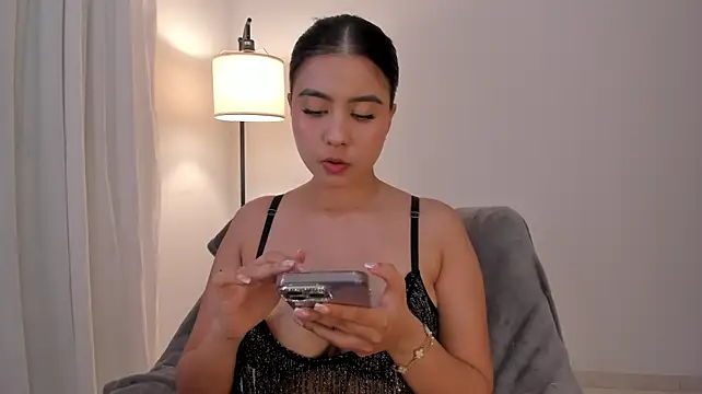 Mia_love__ - Take off top/Play nipple/Squezze