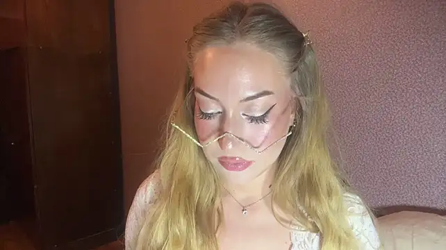 ReneeNunz - boobies close up?