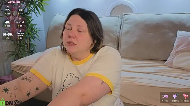 Ruth_Oliver - Give each new viewer a kiss on the cheek