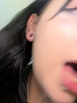 Sukidaa - Flash pus under door let touch both