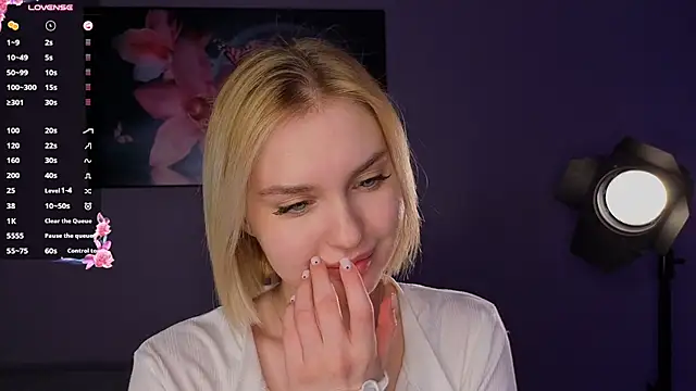 Eva_kiki - some oil on my ass?