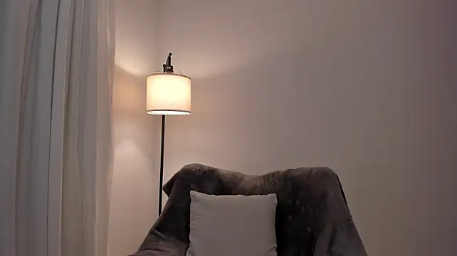 Mia_love__ - Take off top/Play nipple/Squezze