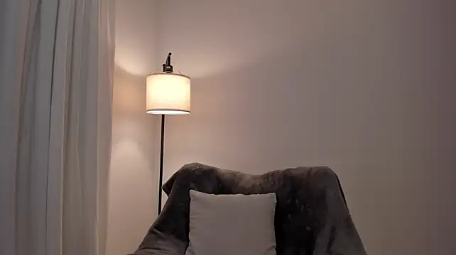 Mia_love__ - Take off top/Play nipple/Squezze