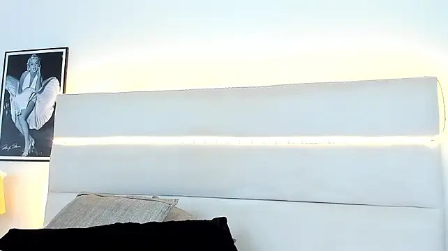TaylorEvanss - Slide your fingers into my pussy