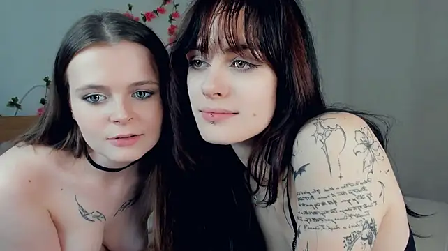 KrystalTrudel - suck tongues close to cam