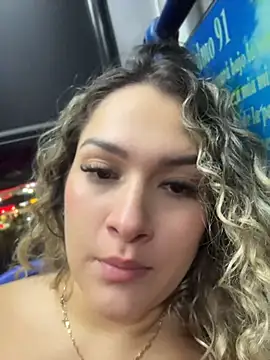 Sara_smiiith211 - walking with my tits out in the street
