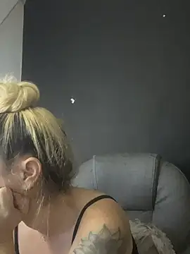 Viktoria_davis_ - 🍑spank the butt 5 times🍑