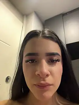 Emma_soul1 - show pussy close to the camera