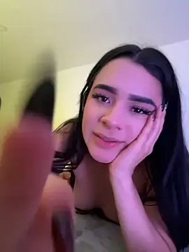 Emma_soul1 - show pussy close to the camera