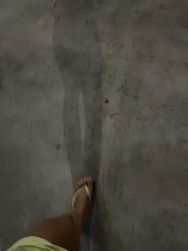 Girl_docinho - Levanta o vestido na rua