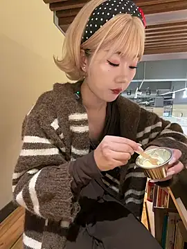 Pinnnnnk - 户外图书馆大厅，太安静了哥哥们轻点震