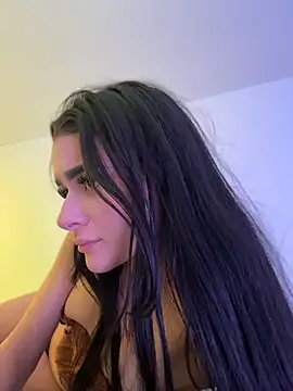 Emma_soul1 - show pussy close to the camera