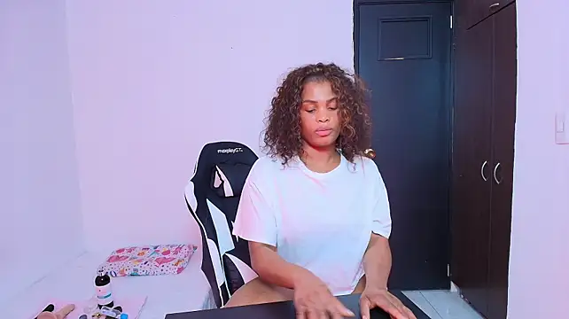 AuroraBrow2 - show pussy