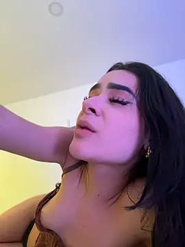 Emma_soul1 - show pussy close to the camera