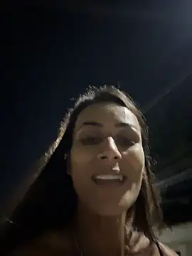 Girl_docinho - Levanta o vestido na rua