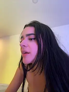 Emma_soul1 - show pussy close to the camera