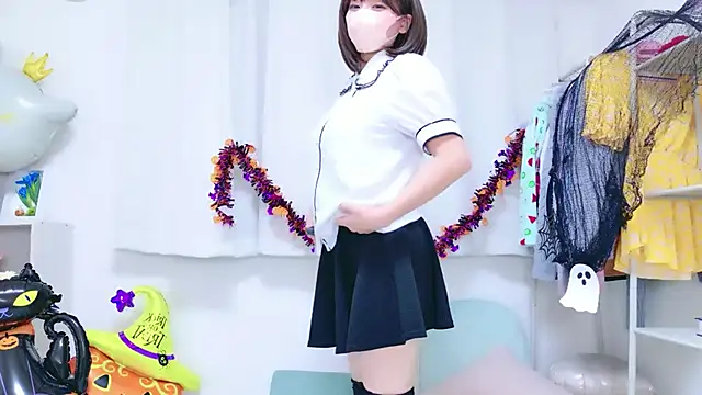 Yuzu_yz - シャツのボタン半分開けて谷間チラ♡