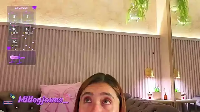 MilleyJones - more oil on your pussy 🥵💦