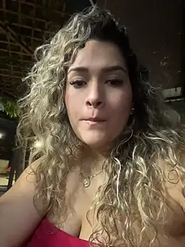 Sara_smiiith211 - walking with my tits out in the street