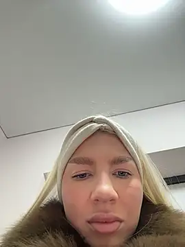 NewLale - Show tits