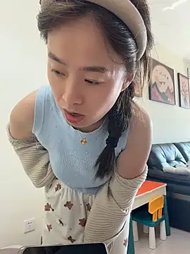 Saozi666 - 完成可选：挤奶水、口交黑鸡吧、小粉插入M腿、开双插票、骑乘视角、口叼内裤