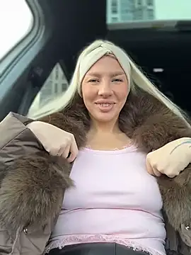 NewLale - Show tits