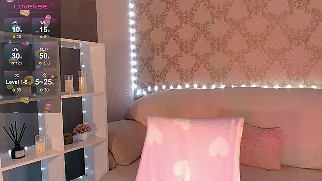 HolyMiax - flash booty in thong