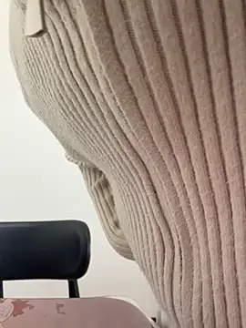 Saozi666 - 完成可选：挤奶水、口交黑鸡吧、小粉插入M腿、开双插票、骑乘视角、口叼内裤