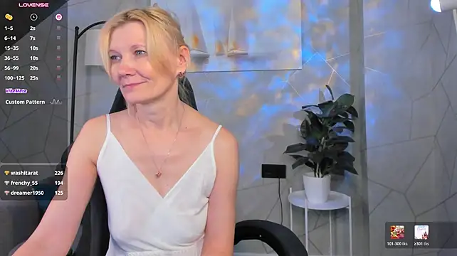 Julie_Lucas - I'll take off my panties teasing you