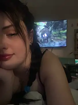 Noradior - take off top and show tits 🍒