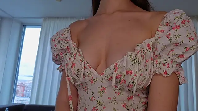 AliciaBrooks - show underboobs