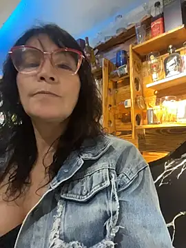 _Pamela04 - Show my tits to a client in the bar