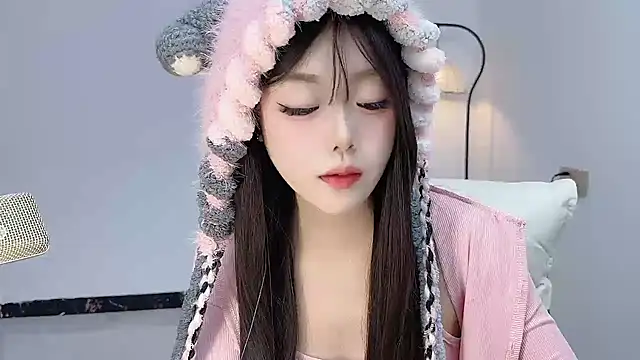 S-daisy - 美的叫女神，帅的叫男神，那我不美也不帅，岂不是神！