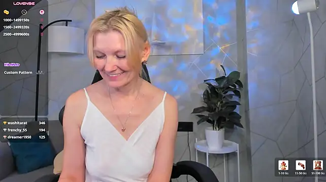 Julie_Lucas - I'll take off my panties teasing you